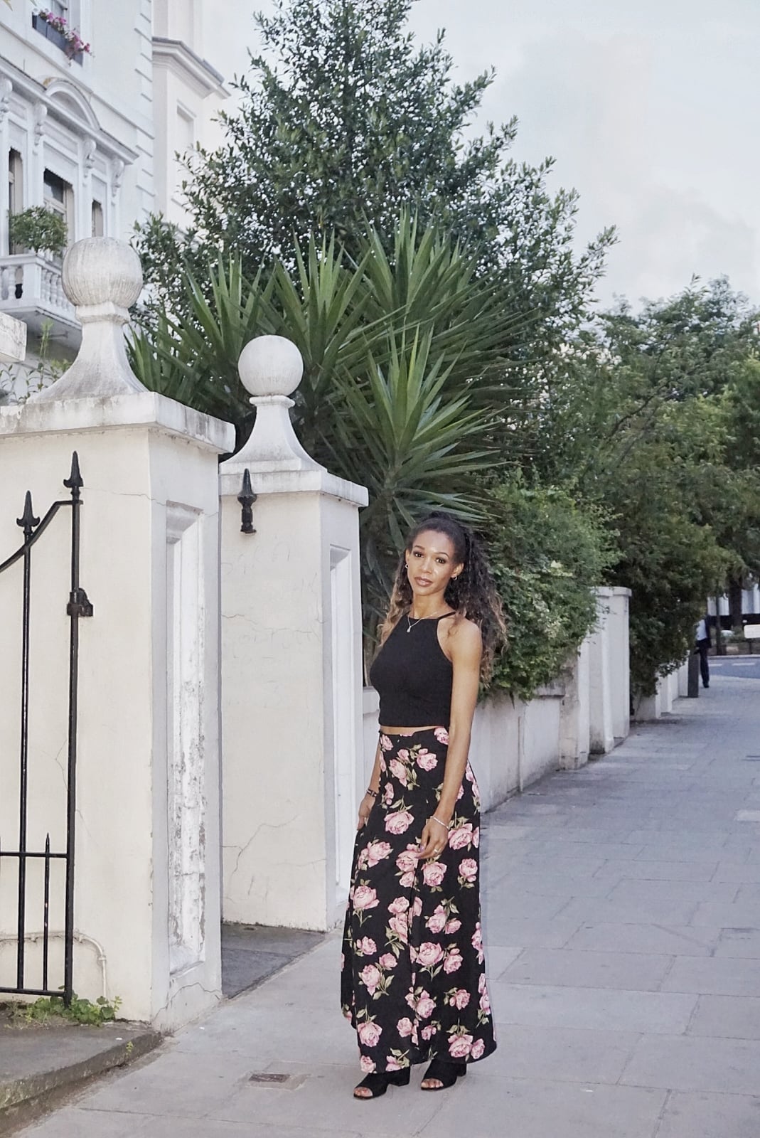 Floral Maxi Skirt With Black Crop Top, Close-Up Take Floral Maxi Skirt With Black Crop Top, Close-Up Take — Simple Weekend Outfits