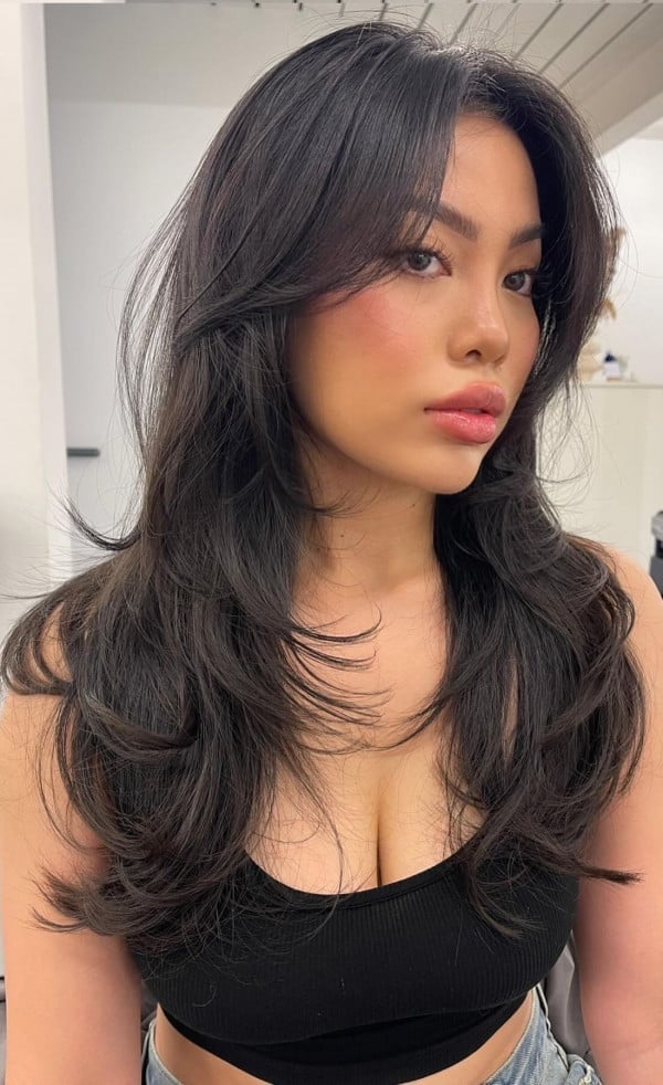 Mid-Back Layers With Dark Brown Curtain Bangs Mid-Back Layers With Dark Brown Curtain Bangs — Thin Hair Ideas