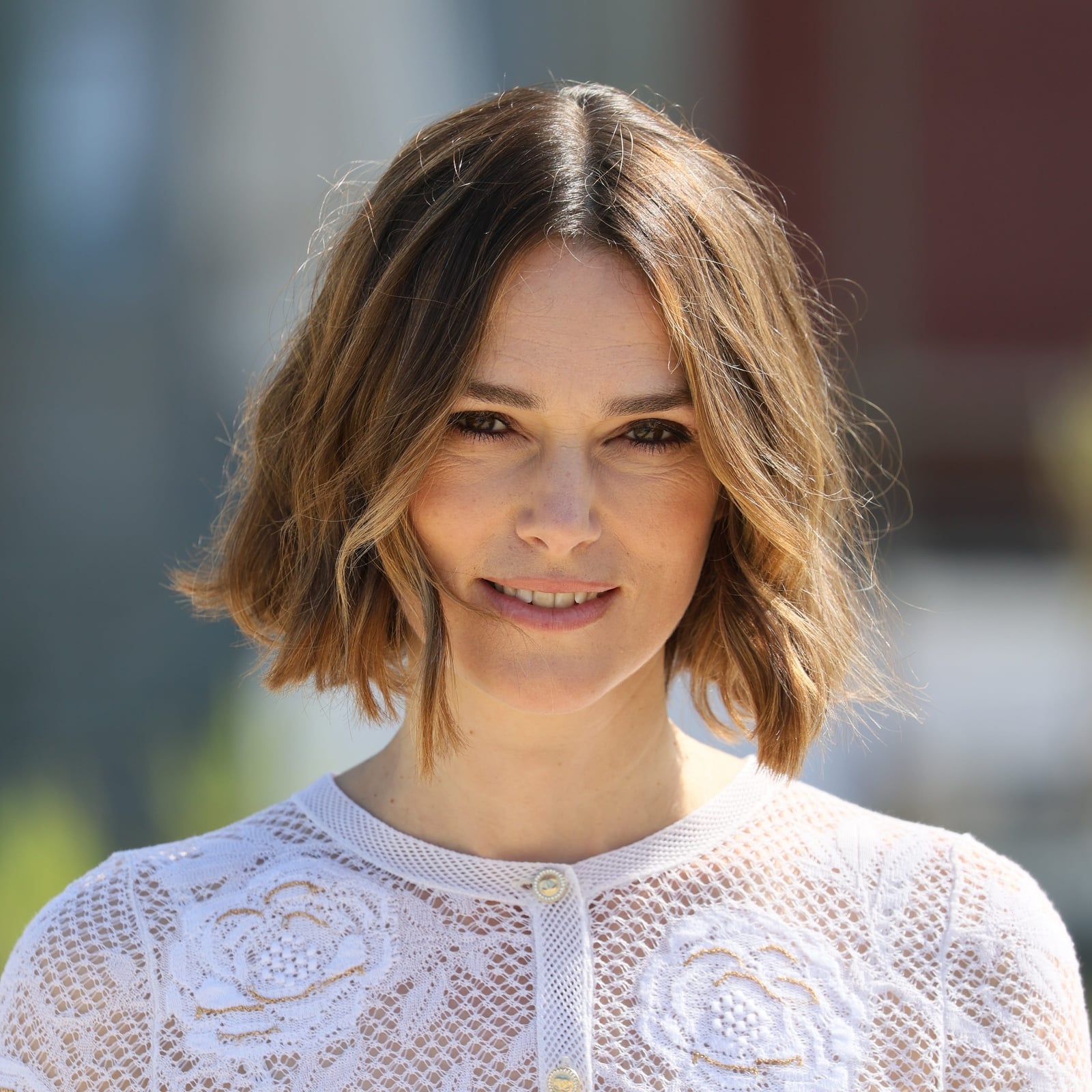 Collarbone Bob With Wavy Light Brown Highlights Collarbone Bob With Wavy Light Brown Highlights — Thin Hair Ideas