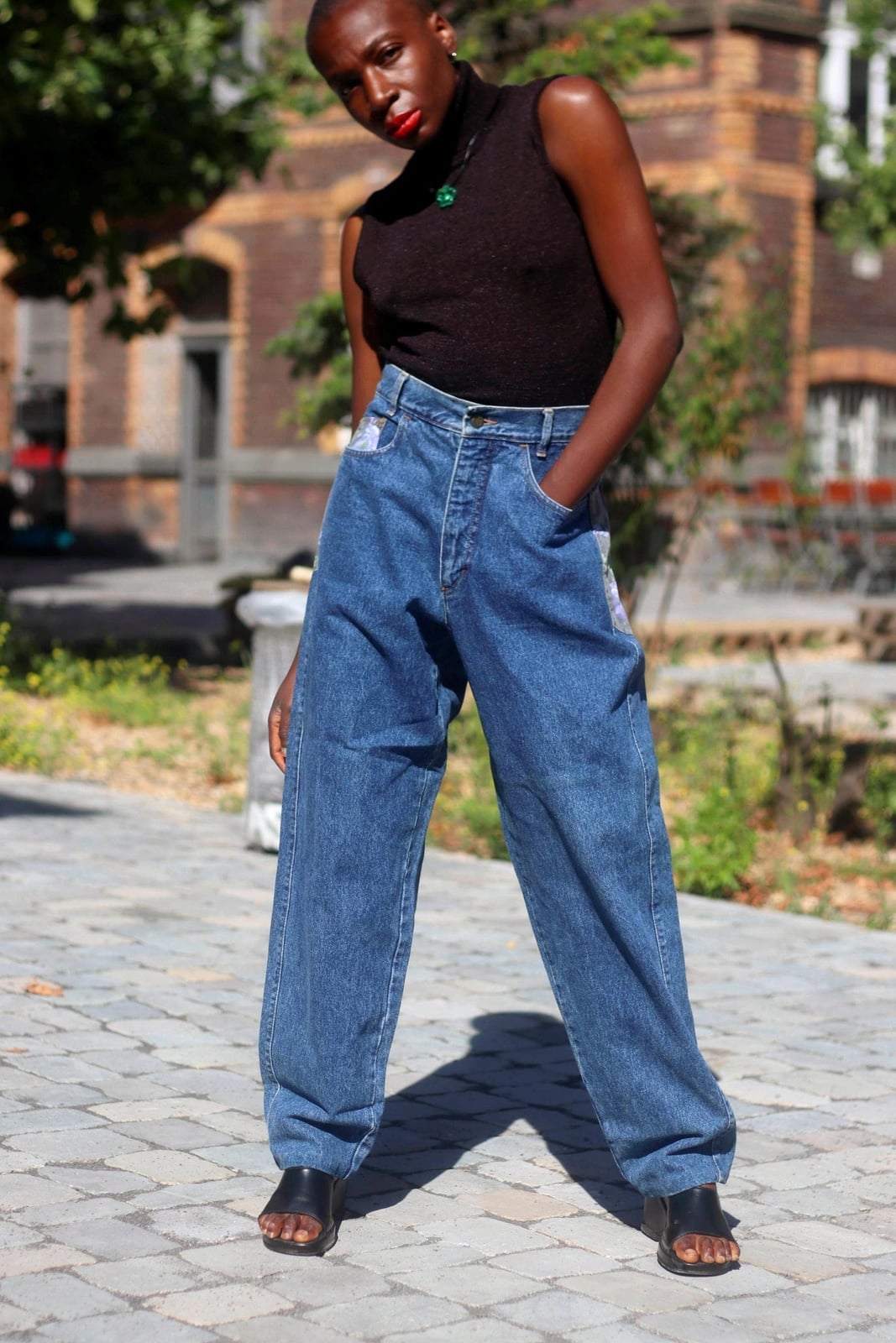 Wide Leg Jeans With Sleeveless Turtleneck and Black Platform Sandals — Trendy 80s Outfits