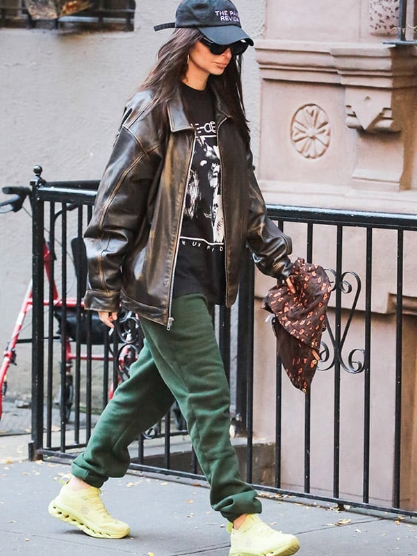 Oversized Jacket with Sweatpants and Sneakers Oversized Jacket with Sweatpants and Sneakers — Trendy 90s Style