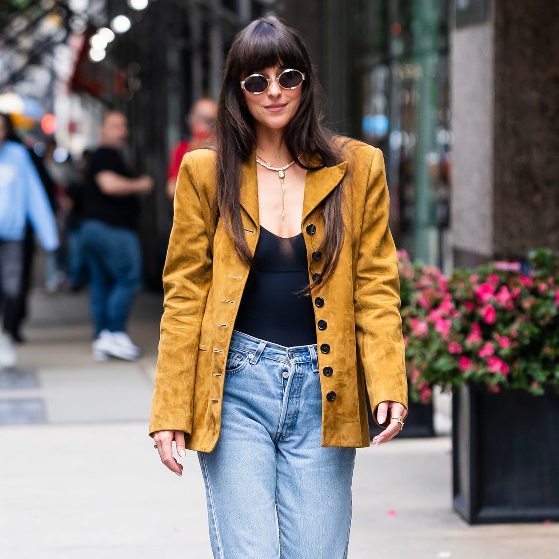 Suede Jacket with Straight-Leg Jeans and Heeled Sandals Suede Jacket with Straight-Leg Jeans and Heeled Sandals — Trendy 90s Style