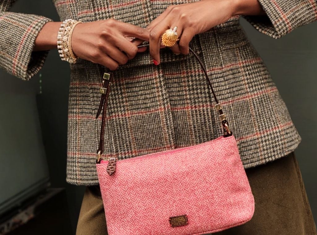 Fitted Tweed Blazer with Statement Handbag Fitted Tweed Blazer with Statement Handbag — Trendy 90s Style