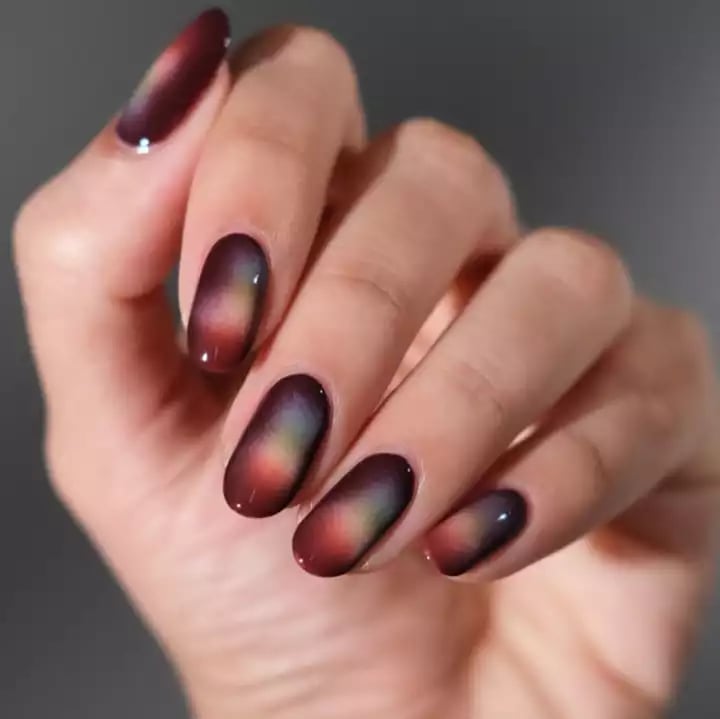 Medium Oval Iridescent Aura Ombre Nails Medium Oval Iridescent Aura Ombre Nails — Trendy Abstract Nails