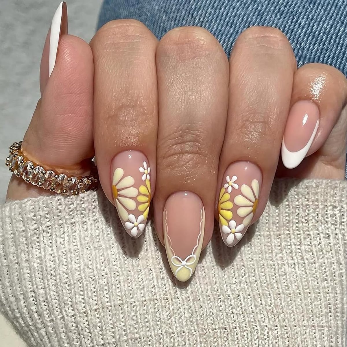 Short Almond Daisy French Nails — Trendy Almond Nails French