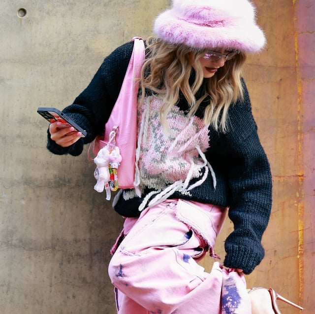 Oversized Distressed Knit Sweater with Baggy Pink Pants Oversized Distressed Knit Sweater with Baggy Pink Pants — Trendy Alt Outfits