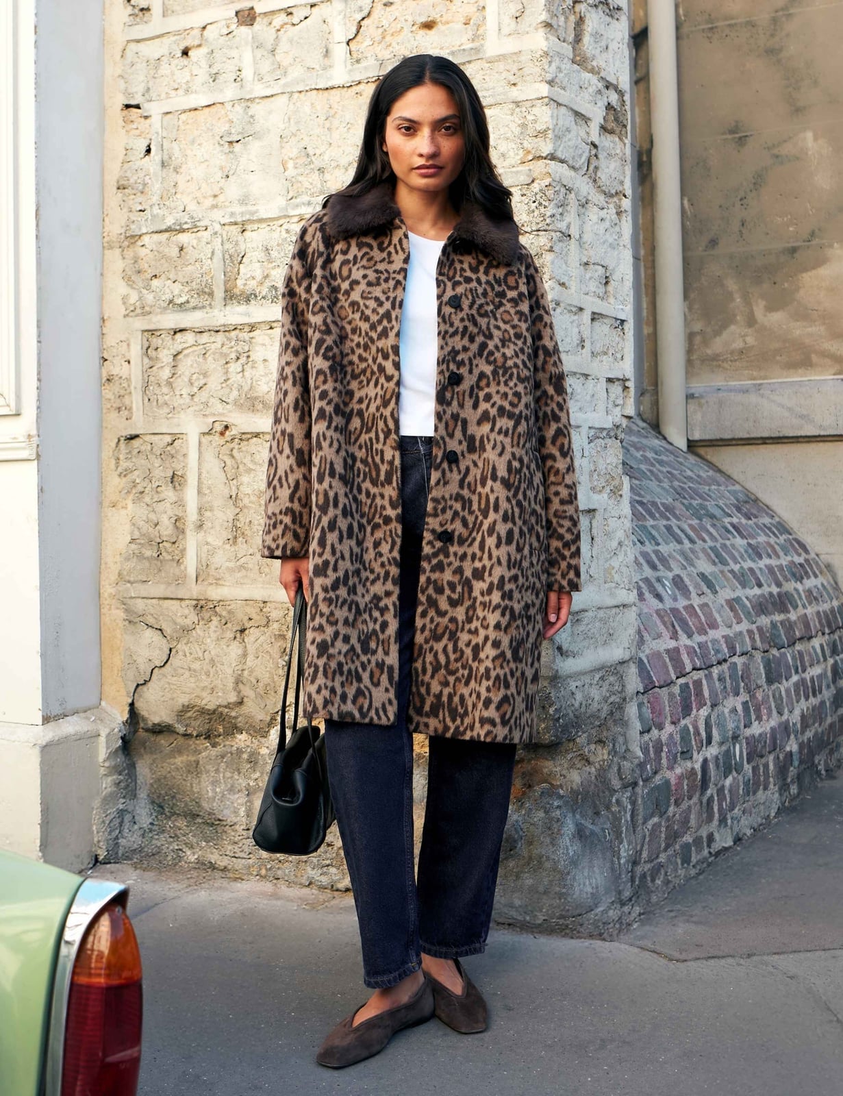 Oversized Leopard Print Coat With White T-shirt Oversized Leopard Print Coat With White T-shirt — Trendy Animal Print Outfits