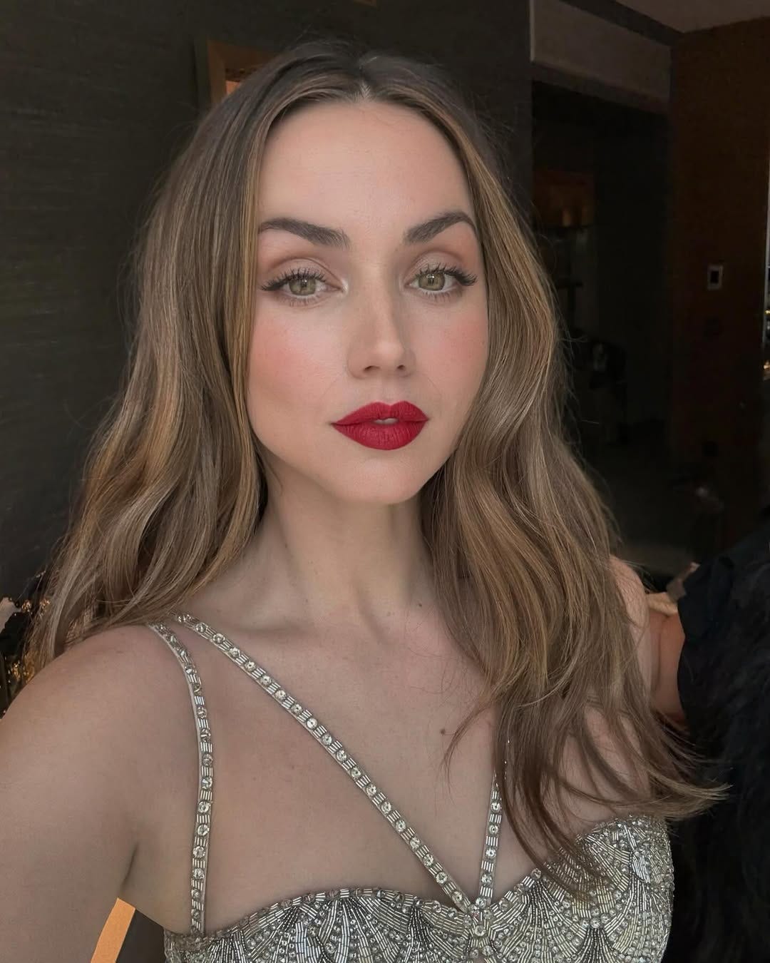 Collarbone Layers With Ash Blonde Highlights — Trendy Ash Brown Hair