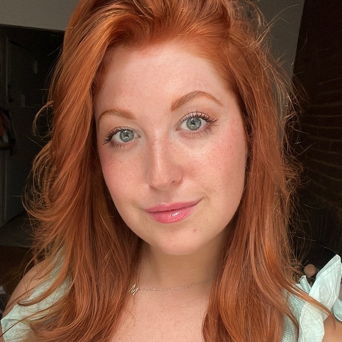 Vibrant Auburn Mid-Back With Copper Highlights, Close-Up Take Vibrant Auburn Mid-Back With Copper Highlights, Close-Up Take — Trendy Auburn Hair Color