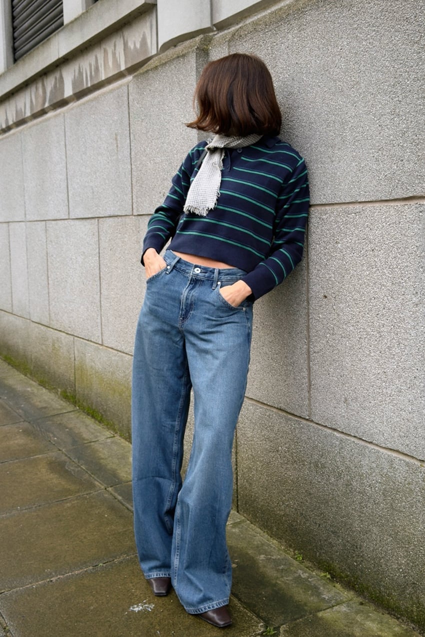 Oversized Baggy Jeans With Striped Shirt And Scarf — Trendy Baggy Jeans Outfits