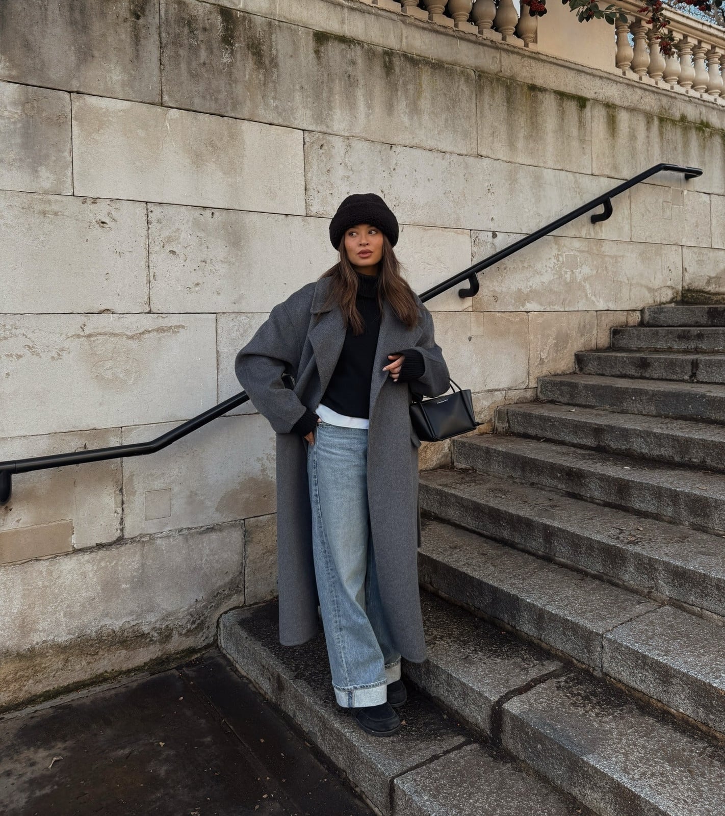 Light Wash Baggy Jeans With Long Grey Coat And Beanie — Trendy Baggy Jeans Outfits