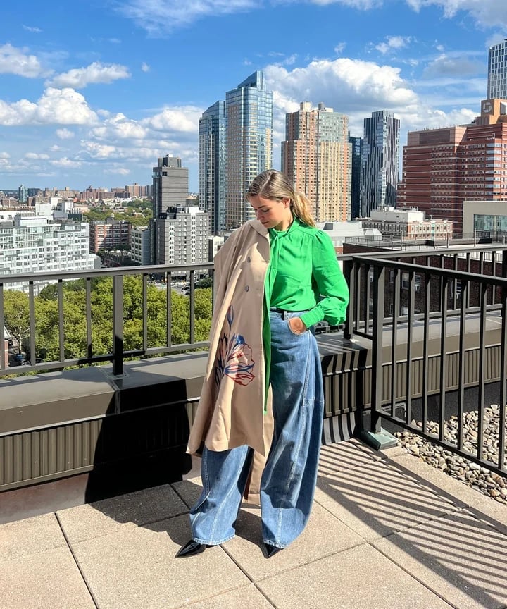 Baggy Wide Leg Jeans With Floral Trench Coat — Trendy Baggy Jeans Outfits