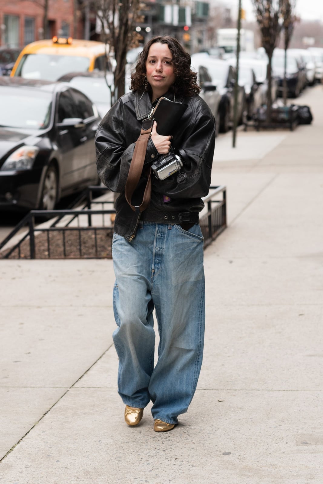 Extremely Baggy Jeans With Black Leather Jacket And Gold Flats — Trendy Baggy Jeans Outfits