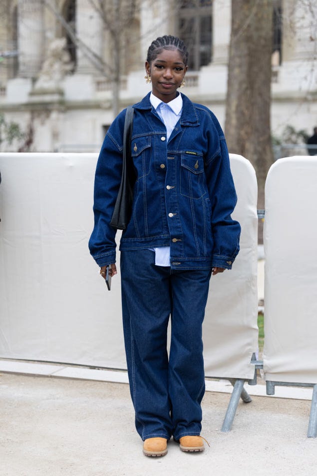 Dark Wash Baggy Jeans With Denim Jacket And Work Boots — Trendy Baggy Jeans Outfits