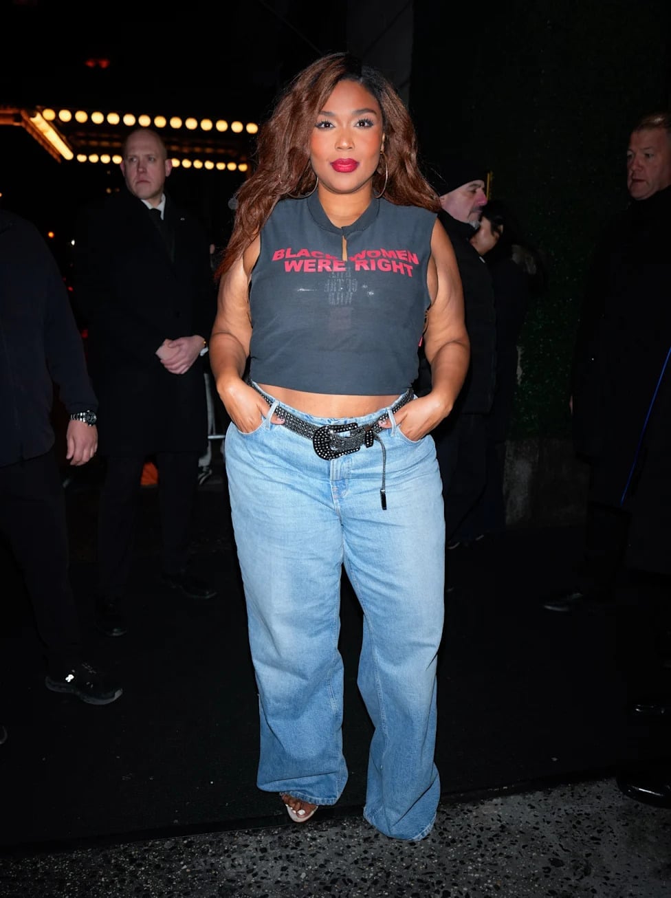 Baggy Light Blue Jeans With Graphic Crop Top And Clear Heels — Trendy Baggy Jeans Outfits