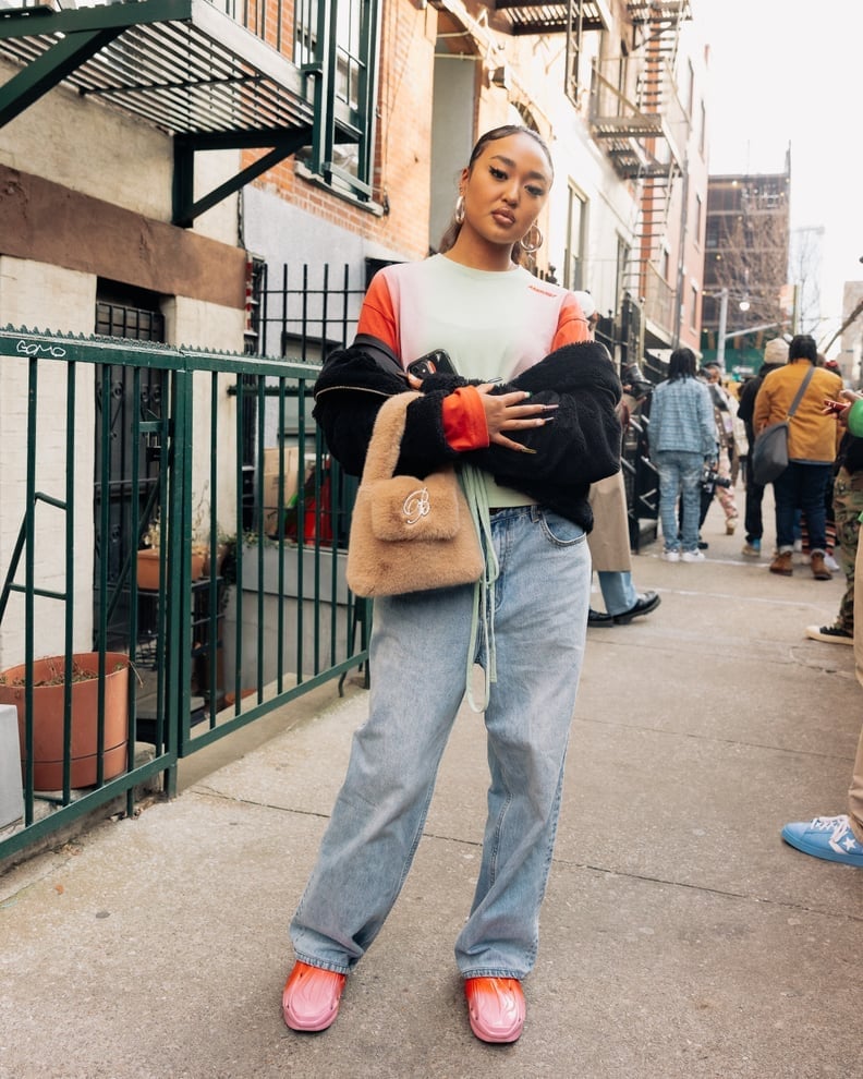 Baggy Wide Leg Jeans With Multi-Colored Top And Chunky Slides — Trendy Baggy Jeans Outfits