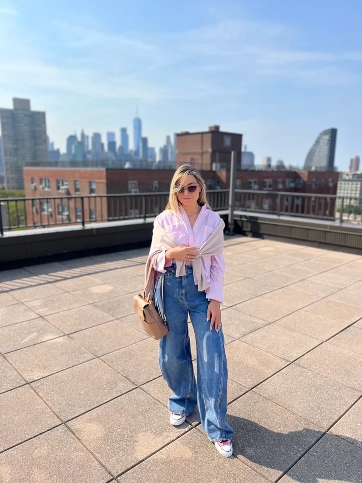 Baggy Wide Leg Jeans With Striped Shirt And Beige Cardigan — Trendy Baggy Jeans Outfits