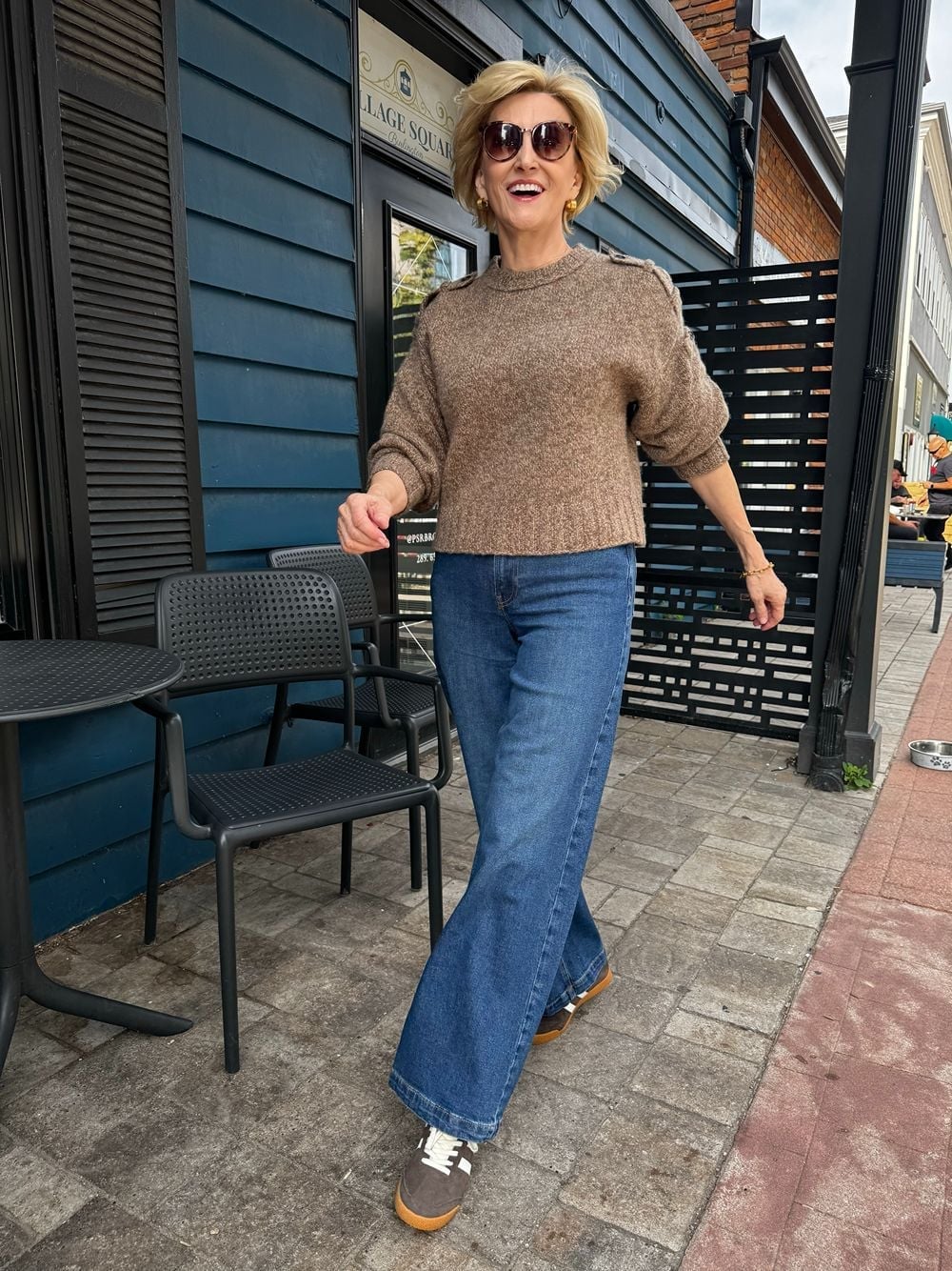Blue Denim Jeans With Brown Sweater And Sneakers — Trendy Baggy Jeans Outfits