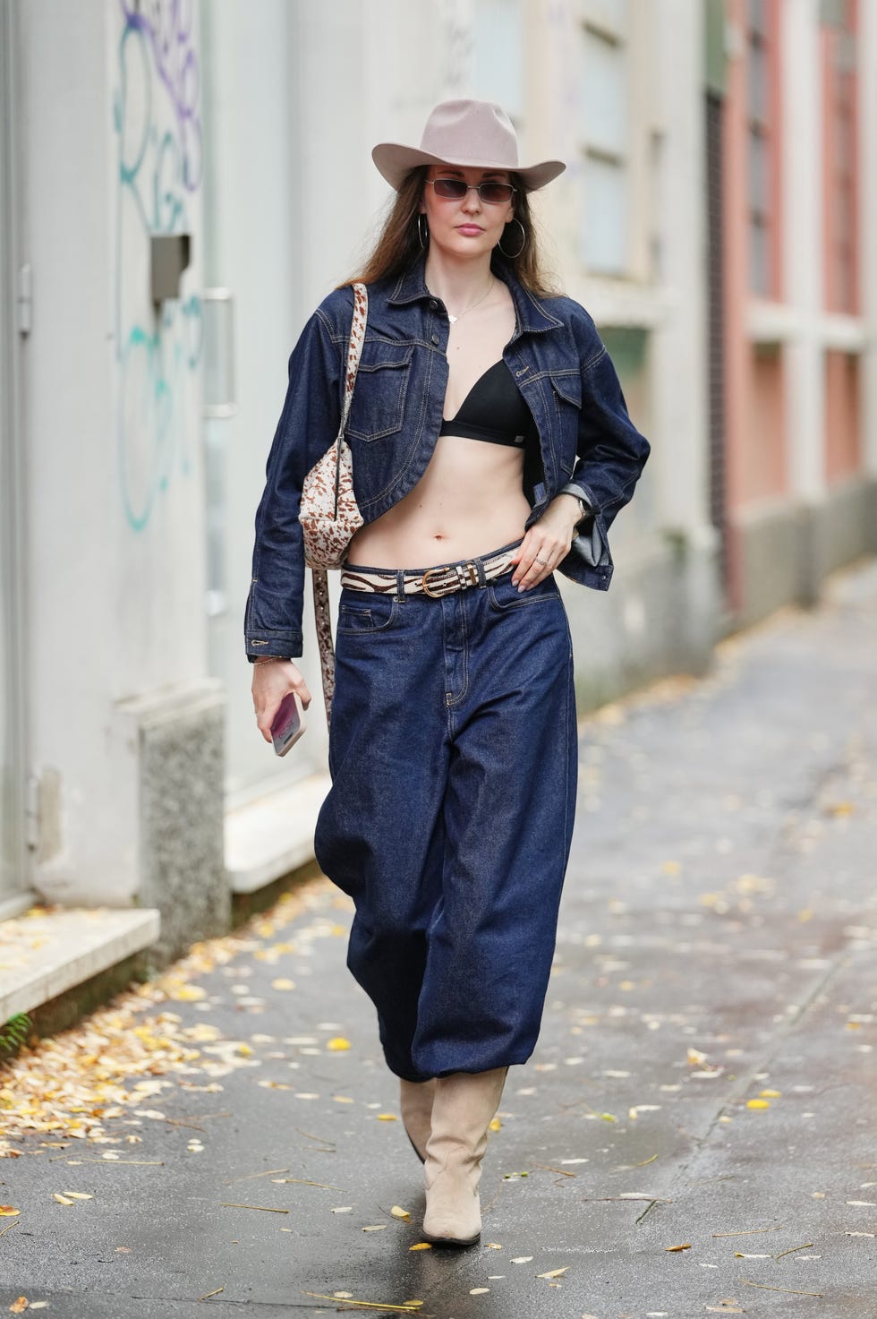 Baggy Cargo Jeans With Denim Jacket And Cowboy Hat — Trendy Baggy Jeans Outfits