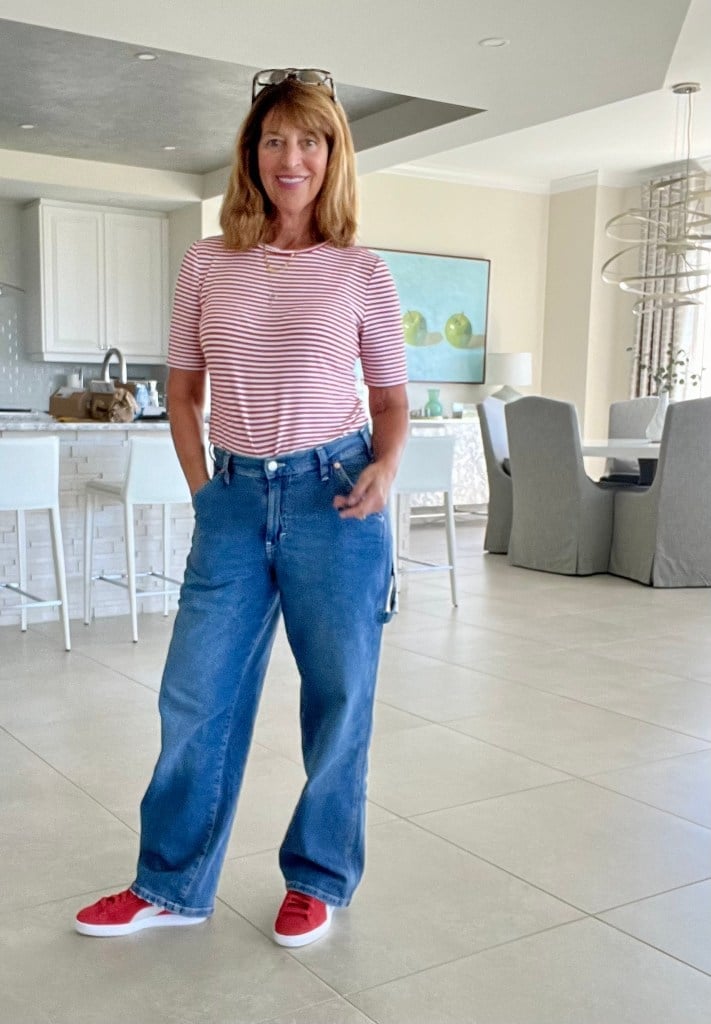 Blue Baggy Jeans With Striped T-shirt And Red Sneakers — Trendy Baggy Jeans Outfits
