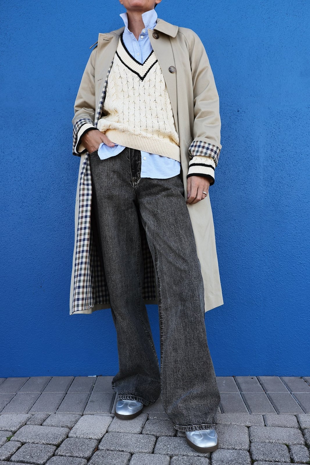 Grey Baggy Jeans With Trench Coat And Sweater Vest — Trendy Baggy Jeans Outfits