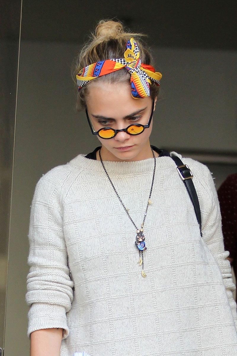 Multicolor Bandana Headscarf With Oversized Knit Sweater Multicolor Bandana Headscarf With Oversized Knit Sweater — Trendy Bandana Outfits