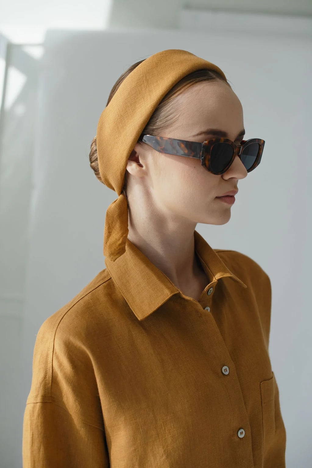 Linen Headscarf With Oversized Linen Shirt, Close-Up Take Linen Headscarf With Oversized Linen Shirt, Close-Up Take — Trendy Bandana Outfits