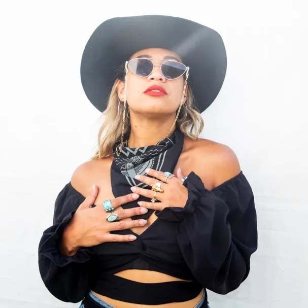 Bandana Top With Denim Jeans And Black Hat Bandana Top With Denim Jeans And Black Hat — Trendy Bandana Outfits