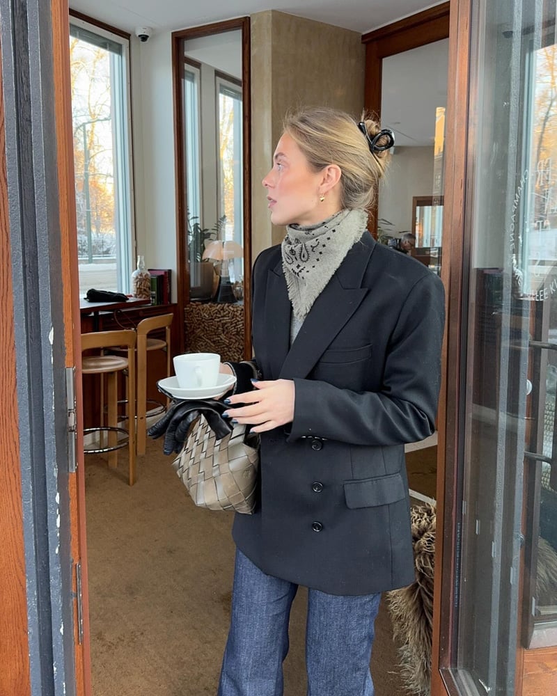 Bandana Neck Scarf With Grey Turtleneck And Black Blazer Bandana Neck Scarf With Grey Turtleneck And Black Blazer — Trendy Bandana Outfits
