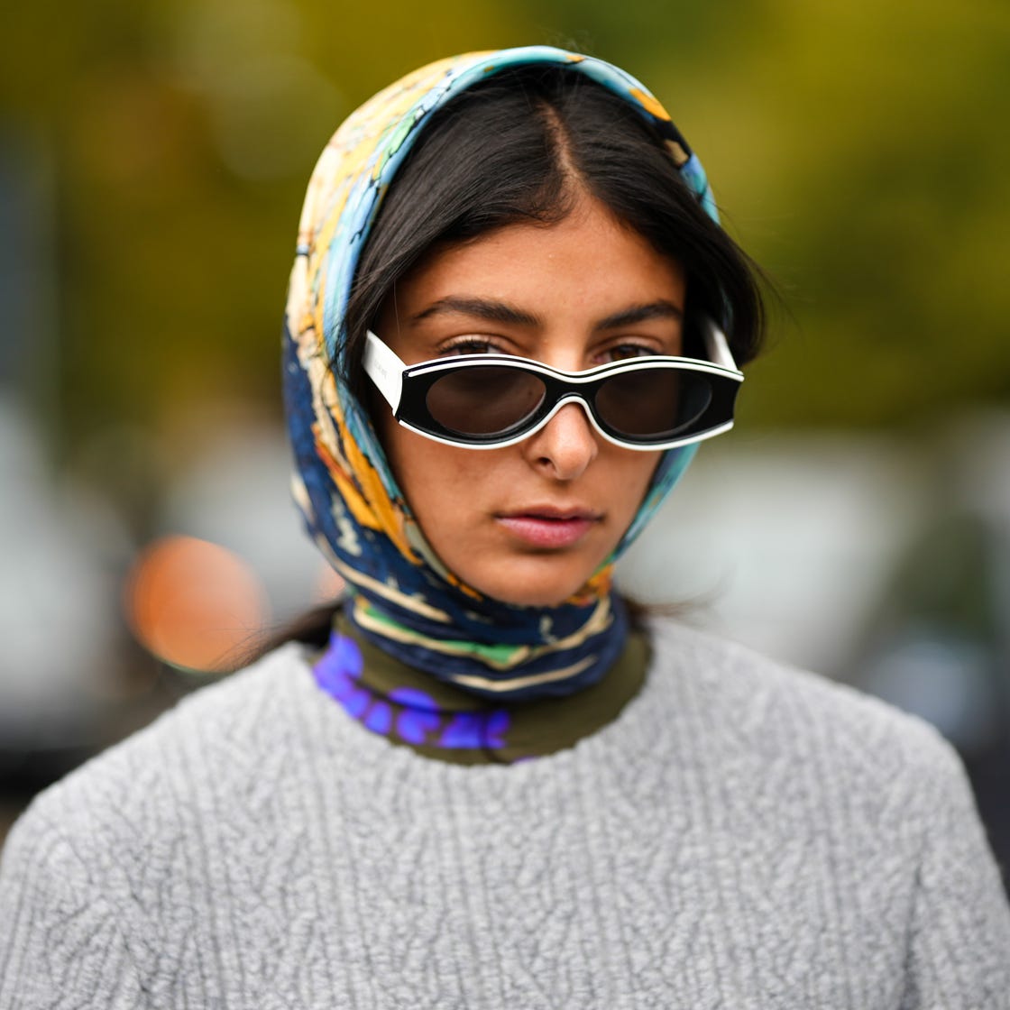 Colorful Bandana Headscarf With Grey Sweater Colorful Bandana Headscarf With Grey Sweater — Trendy Bandana Outfits