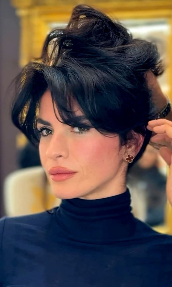 Collarbone Layers With Soft Face-Framing Bangs Collarbone Layers With Soft Face-Framing Bangs — Trendy Bangs Style