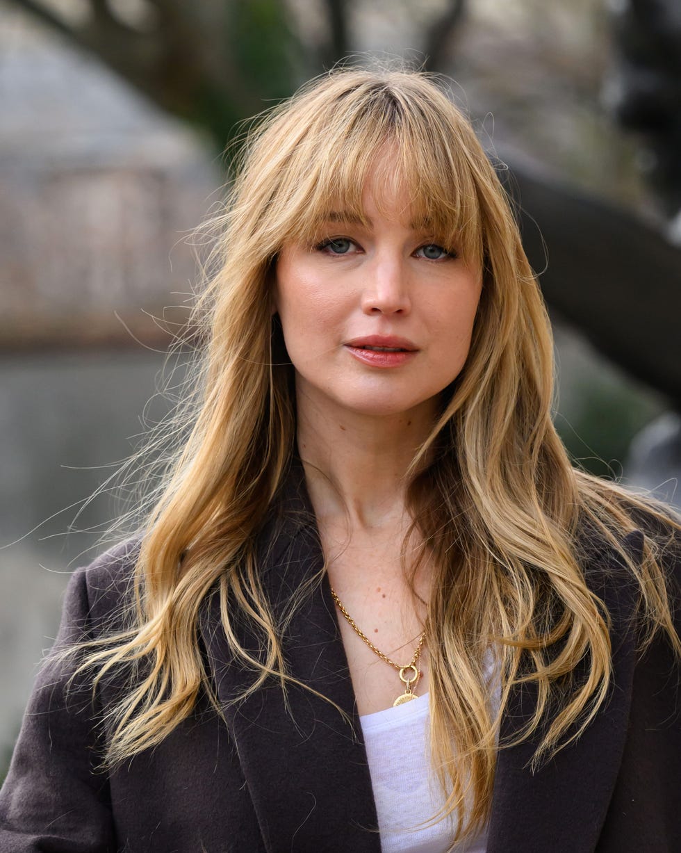 Collarbone Layers With Ash Blonde Face-Framing Bangs Collarbone Layers With Ash Blonde Face-Framing Bangs — Trendy Bangs Style