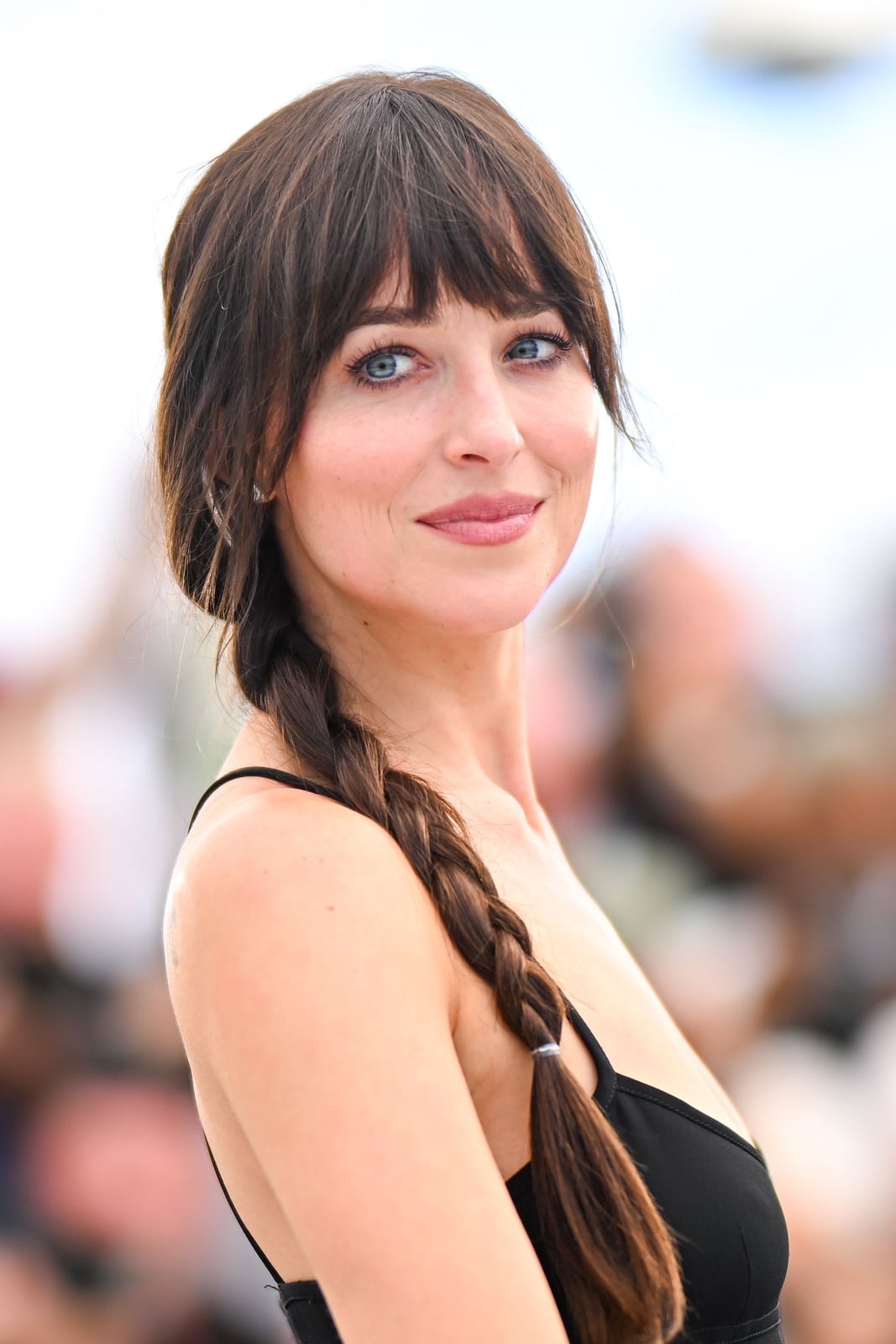 Collarbone Dark Blonde With Blended Curtain Bangs, Wavy Collarbone Dark Blonde With Blended Curtain Bangs, Wavy — Trendy Bangs Style