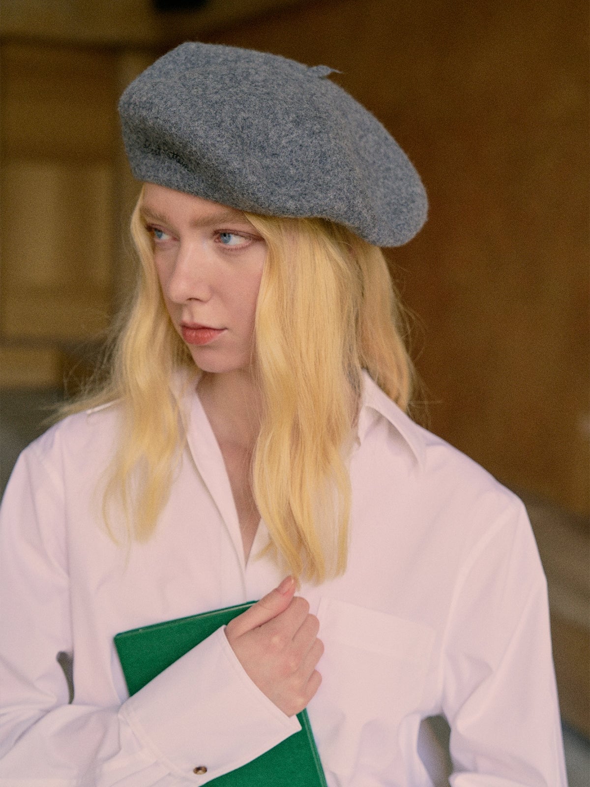 Grey Wool Beret with Crisp White Shirt Grey Wool Beret with Crisp White Shirt — Trendy Beret Outfits