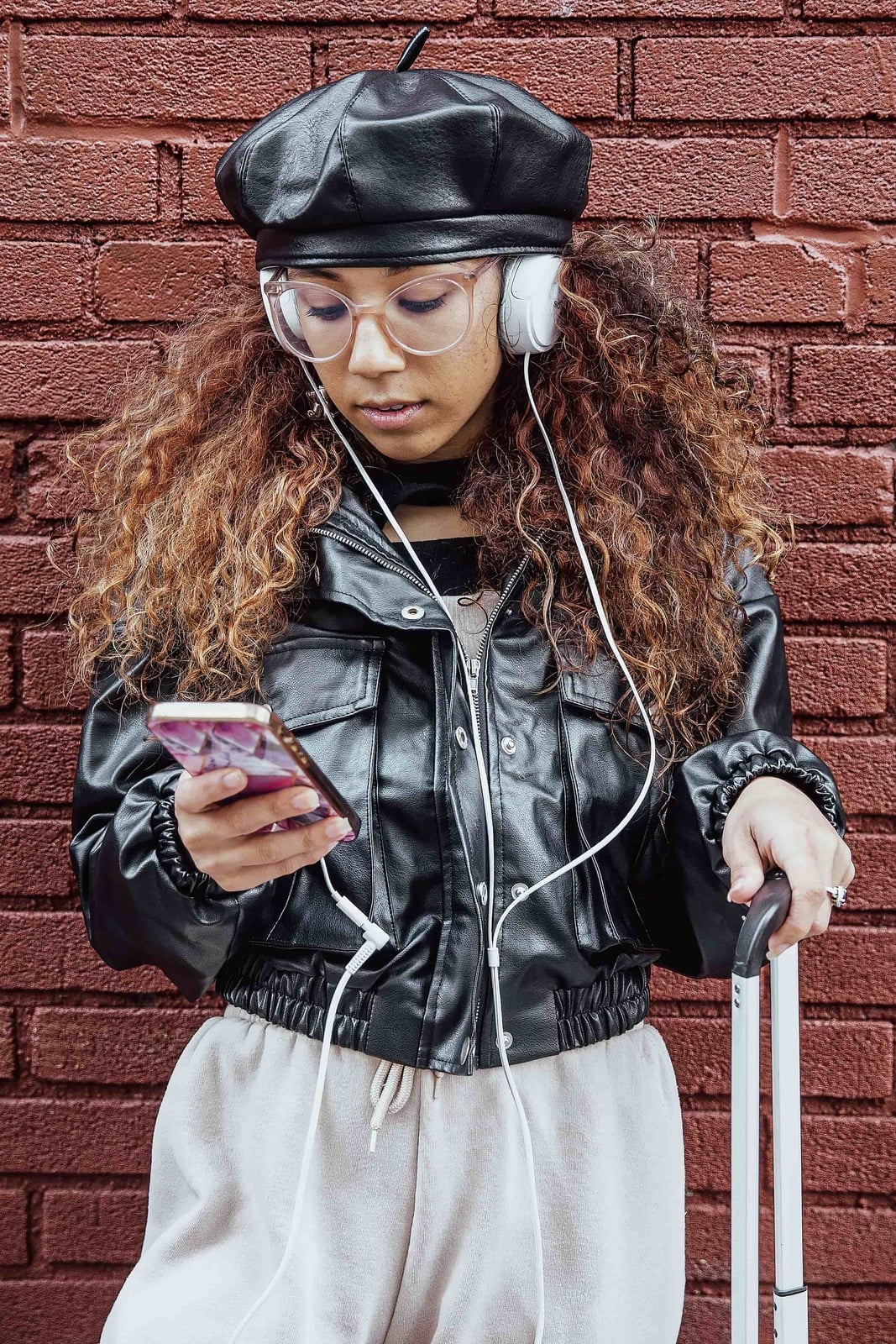 Black Leather Beret with Oversized Jacket and Sweatpants Black Leather Beret with Oversized Jacket and Sweatpants — Trendy Beret Outfits