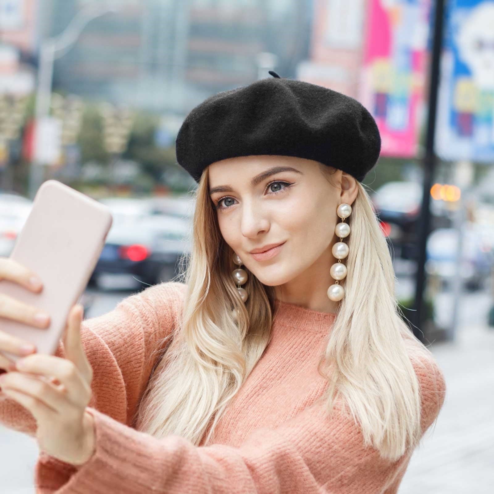 Black Beret with Peach Sweater and Pearl Earrings Black Beret with Peach Sweater and Pearl Earrings — Trendy Beret Outfits