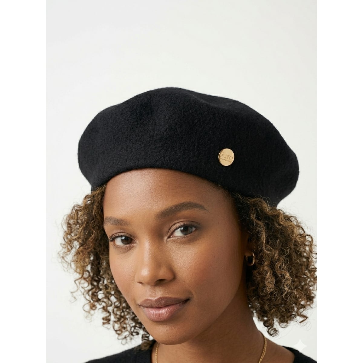 Black Beret with Gold Detail and Black Sweater Black Beret with Gold Detail and Black Sweater — Trendy Beret Outfits