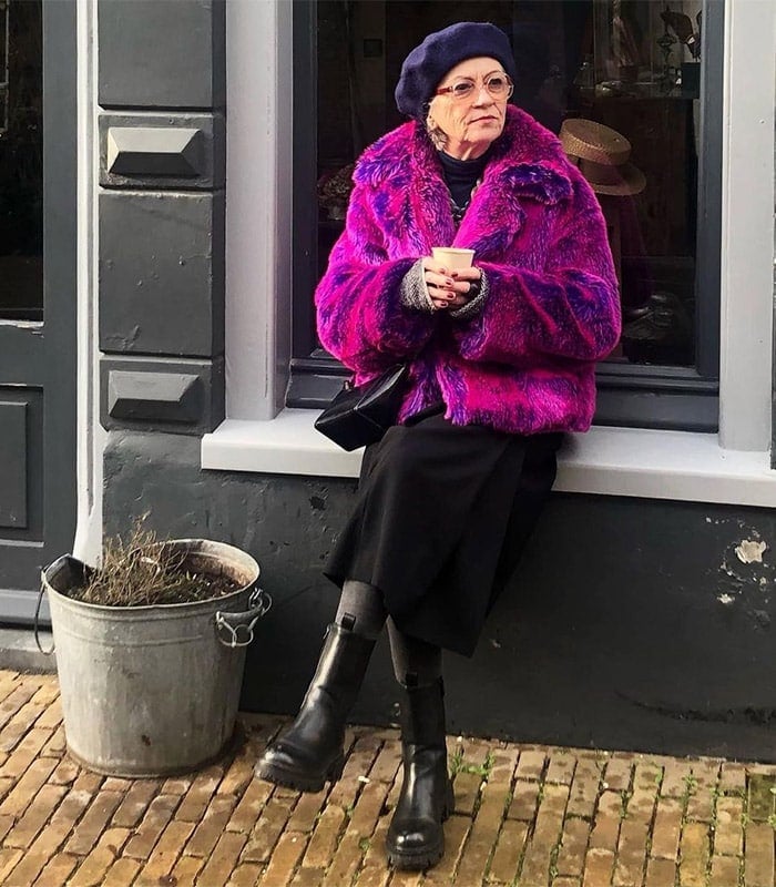 Navy Beret with Faux Fur Coat and Midi Skirt Navy Beret with Faux Fur Coat and Midi Skirt — Trendy Beret Outfits