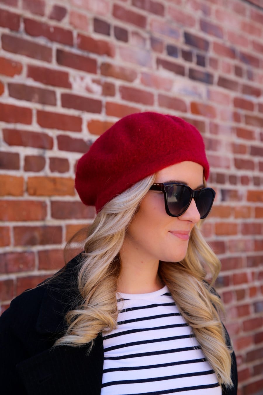 Red Beret with Striped T-Shirt and Black Coat Red Beret with Striped T-Shirt and Black Coat — Trendy Beret Outfits