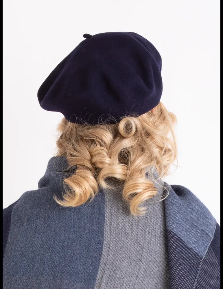 Navy Beret with Plaid Scarf for Cold Weather Navy Beret with Plaid Scarf for Cold Weather — Trendy Beret Outfits