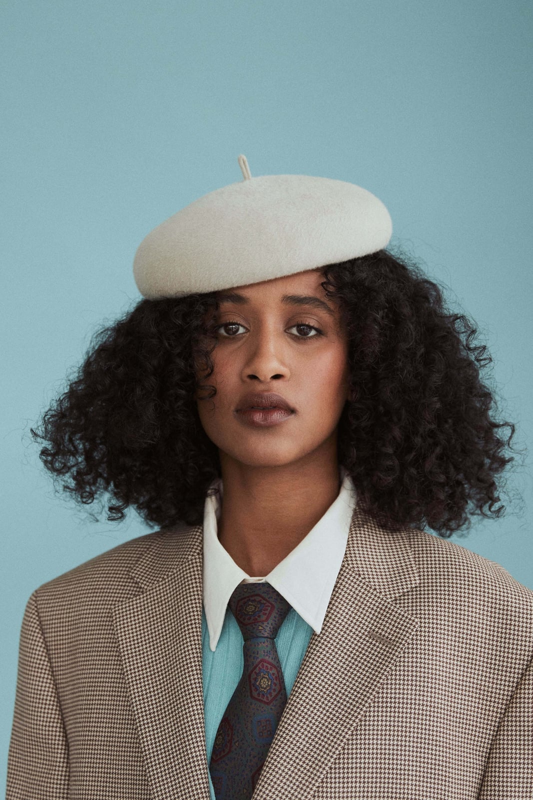 Beige Beret with Plaid Blazer and Patterned Tie Beige Beret with Plaid Blazer and Patterned Tie — Trendy Beret Outfits