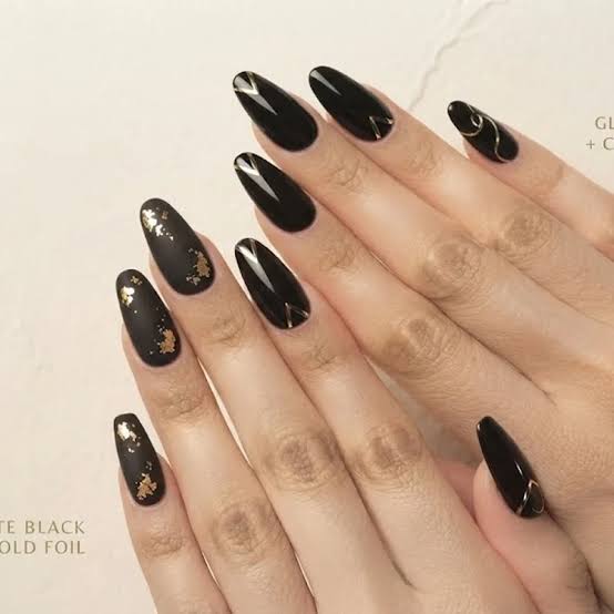Matte Glossy Black Gold Foil Wavy Line Medium Almond Nails Matte Glossy Black Gold Foil Wavy Line Medium Almond Nails — Trendy Black Almond Nails