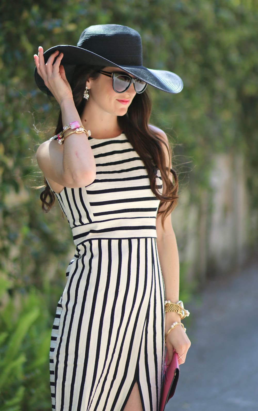 Striped Maxi Dress With Wide Brim Hat Striped Maxi Dress With Wide Brim Hat — Trendy Black and White Outfits