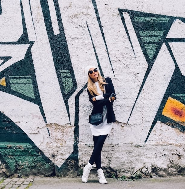 Oversized Blazer Over Tunic and Leggings Oversized Blazer Over Tunic and Leggings — Trendy Black and White Outfits
