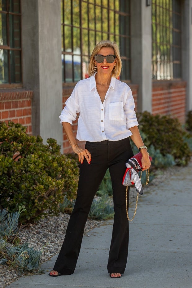 Linen Shirt With Twill Trousers and Red Clutch Linen Shirt With Twill Trousers and Red Clutch — Trendy Black and White Outfits