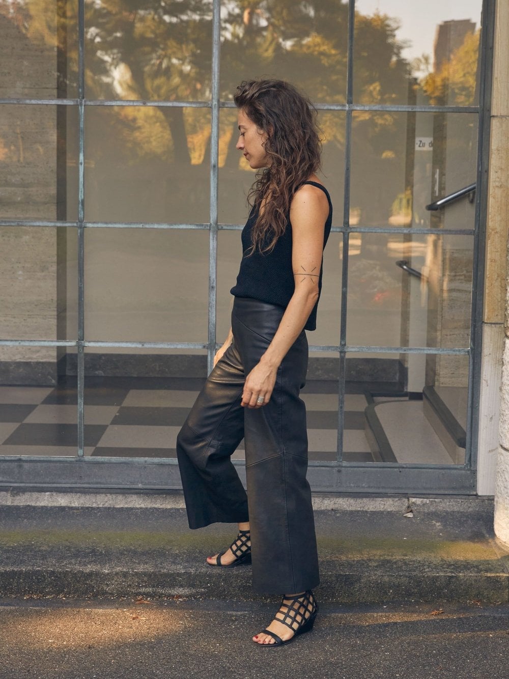 Wide Leg Culotte Leather Pants With Sleeveless Knit Top Wide Leg Culotte Leather Pants With Sleeveless Knit Top — Trendy Black Leather Pants Outfit