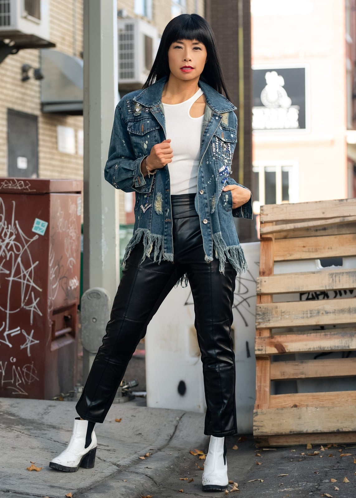 Straight Leg Leather Pants With T-shirt And Denim Jacket Straight Leg Leather Pants With T-shirt And Denim Jacket — Trendy Black Leather Pants Outfit