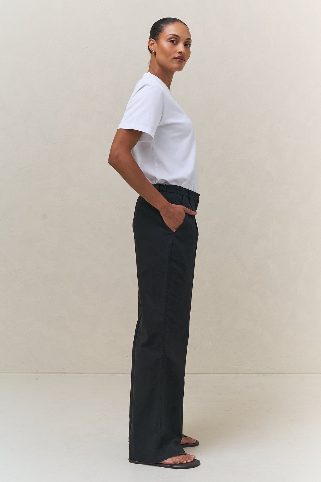 Black Linen Pants With White T-shirt And Flat Sandals — Trendy Black Linen Pants Outfit