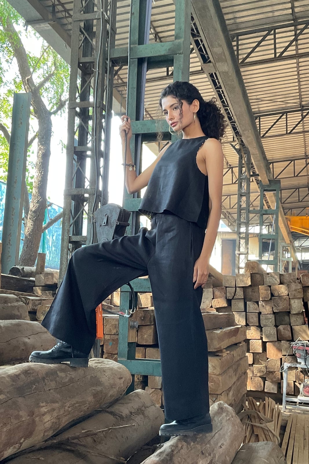 Black Linen Wide Leg Pants With Sleeveless Top — Trendy Black Linen Pants Outfit