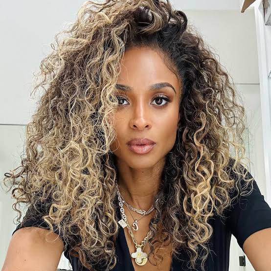 Dark Brown Base With Blonde Balayage Dark Brown Base With Blonde Balayage — Trendy Blonde Balayage